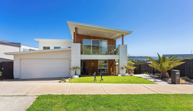 Art Flava Haus Stylish Oceanfront Retreat in San Remo