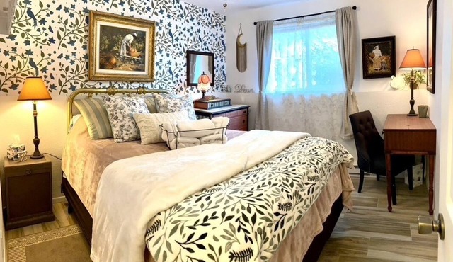 Art House Down-Artsy, Pets, Comfy, Safe, Beautiful