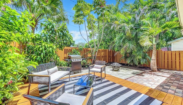 Art Loft: Wilton Manors Retreat