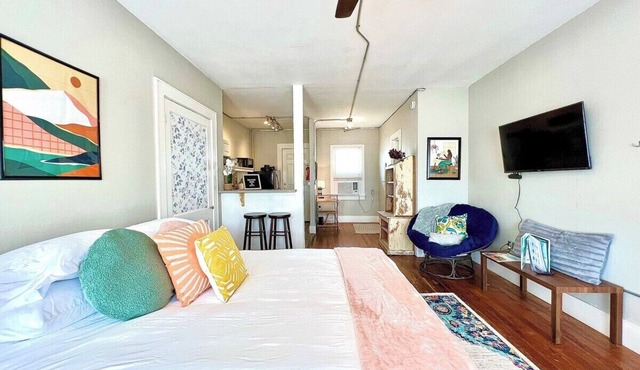 Art+Music+Entertainment+PetsOK+Downtown+Cozy