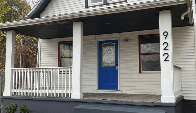 Art Pennington 4-bedroom house with WiFi in Cedar Rapids NewBo/Czech Village