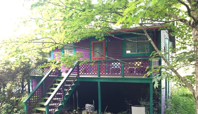 Art Studio Apartment in Magical Mountain Setting