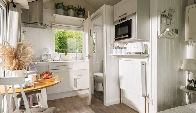 ART STUDIO - ROMANTIC ESCAPE | SLEEPS 2 | HOT TUB | BBQ | PETS ALLOWED | WI-FI