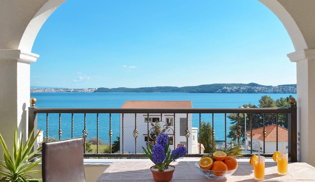 ARTE, spacious apartment with sea view, 4 + 1 persons, 80m from pebble beach