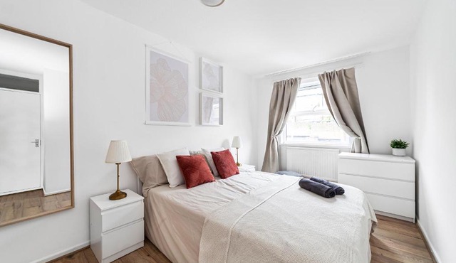 Arte Stays - 3-Bedroom Bright House London, Haggerston, Garden, Parking, 8 min walk to Haggerston Station, weekly or monthly stays, serviced accommodation - 7 guests