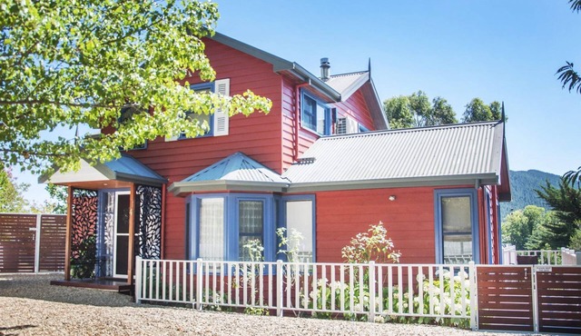 Artee House - A Bright Escape