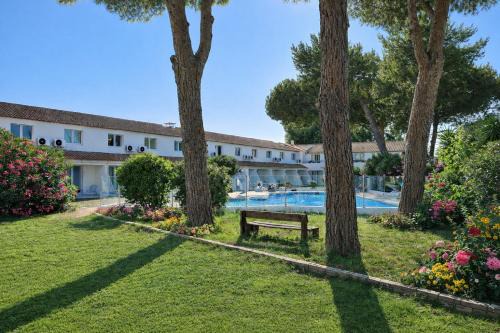 Artemia Aigues-Mortes - Hôtel avec piscine - Bornes électriques - Parking privé - Local vélo-moto