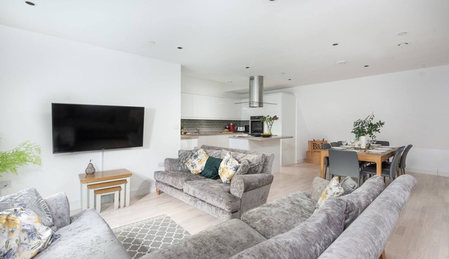 Artemis House - 500m from beach - Free Parking - Garden