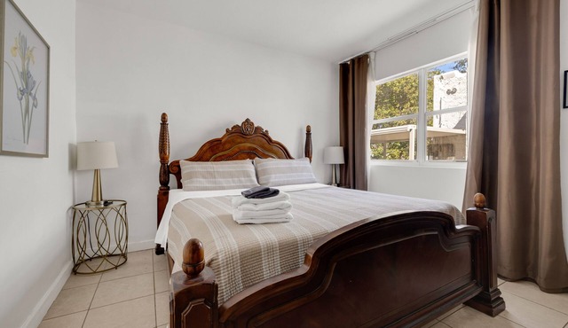 Artful King Room With Free Parking