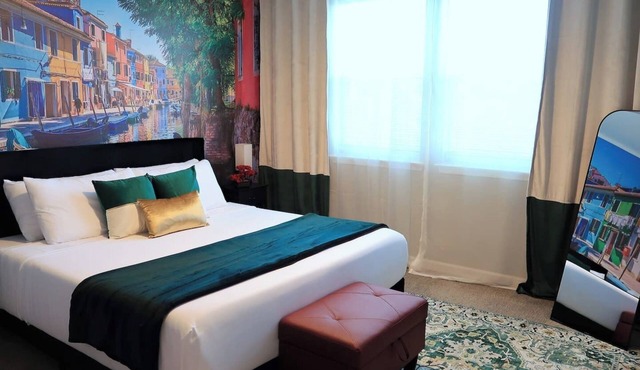 Artful Luxe Venice - King Suite Near JAX Airport