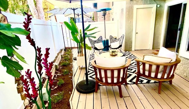 Artful Plant-Filled Beach Rtreat W/Pvt Backyard and 8 minutes from the Beach!
