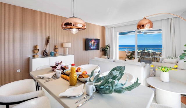 ARTFULLY DESIGNED FLAT WITH GREAT SEA VIEWS, PERFECT LOCATION, BBQ & TERRACE