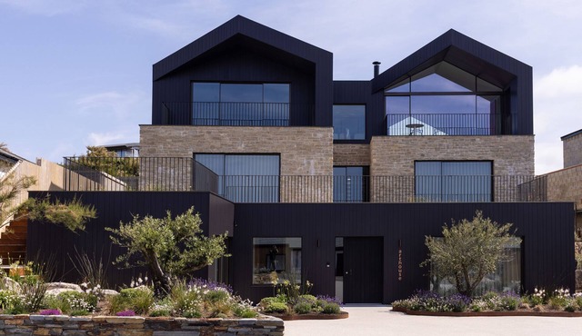 Arthouse - a luxury holiday home in Mawgan Porth