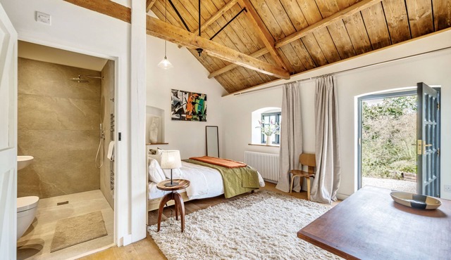 Arthouse - sleeps 2 guests in 1 bedroom