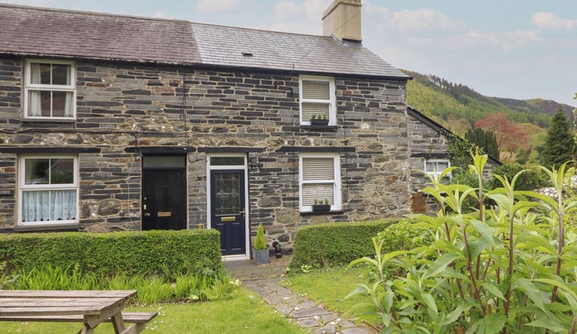 ARTHUR’S COTTAGE, pet friendly, character holiday cottage in Tywyn