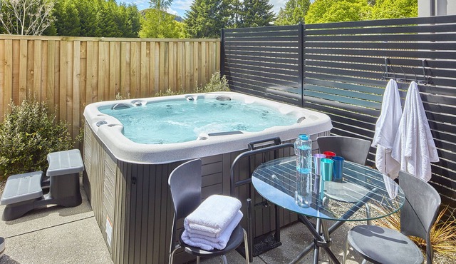 Arthur’s Point Retreat with Hot Tub