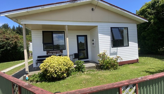 Arthurstown Rd Riverview Holiday house HokitikanSpacious house sleeps 8.