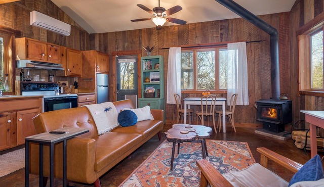 Artisan Cabin Escape: Nature-Inspired Getaway