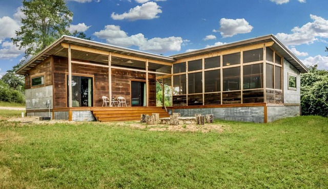 Artisan Cabin with Beautiful Decor and a Classic Fire Pit near Austin, Texas