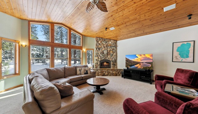 Artisan Chalet: Pet Friendly, Deluxe Kitchen, Games