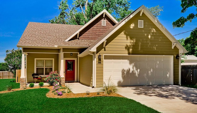 Artisan home in the historic center of Bentonville - close to everything