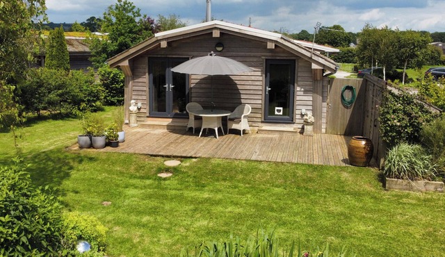 ARTISAN LODGE, pet friendly, with open fire in Longridge