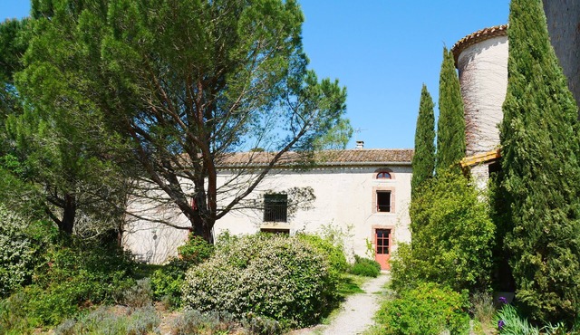 Artisanal, boho-chic farmhouse with spectacular views of the Pyrenees and pool