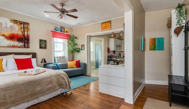 ★Artist Abode★King Bed★Fast WiFi★0.7mi↣KU Med★