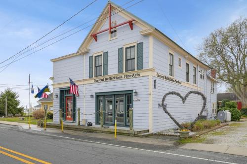 Artist Apartment - Idyllic villa steps from Town & the waterfront!