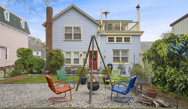 Artist Apartment - Idyllic villa steps from Town & the waterfront!