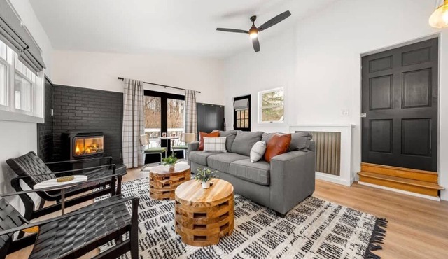 Artist Bluff: Chic 1BR Retreat | King Bed, Fireplace, Private Access