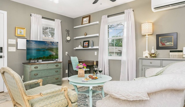 Artist Chalet | 1/1 Cottage | King Bed | Full Kitchen