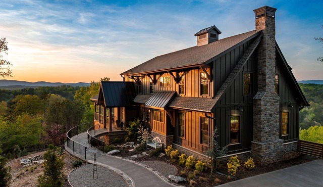 Artist-Designed Mountain Lodge w/Views, Hot Tub, Firepit & Game Room