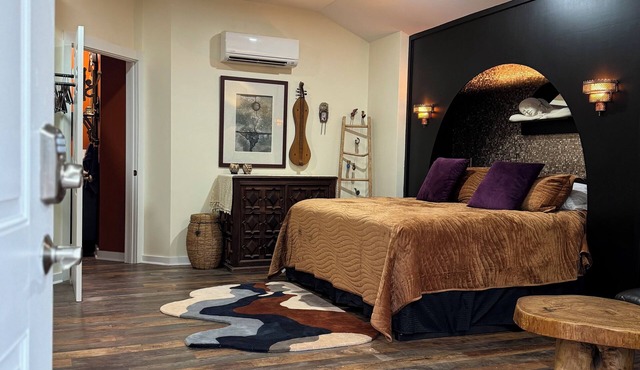 Artist Hideaway ~ Unique and Artistically designed studio on 1 acre