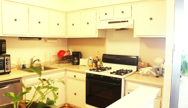 Artist in the Barn - Artsy 2BR Apartment w Parking near Airport