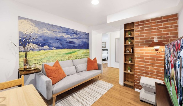 Artist’s 750sqft 2BR Basement – Maple Leaf Park