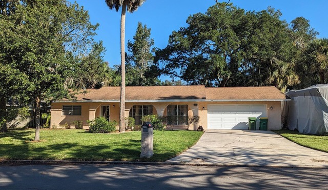 Artist's Beach Retreat under the Oaks with Hot Tub near Mayo