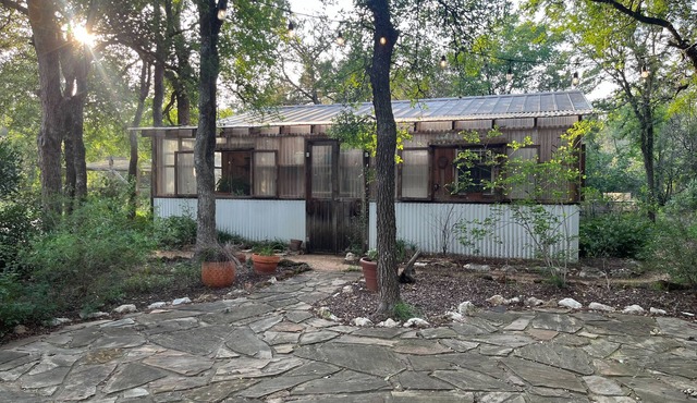 Artist's Country Retreat Bungalow with greenhouse!