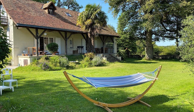 Artist's house in a preserved natural setting, near the Futuroscope