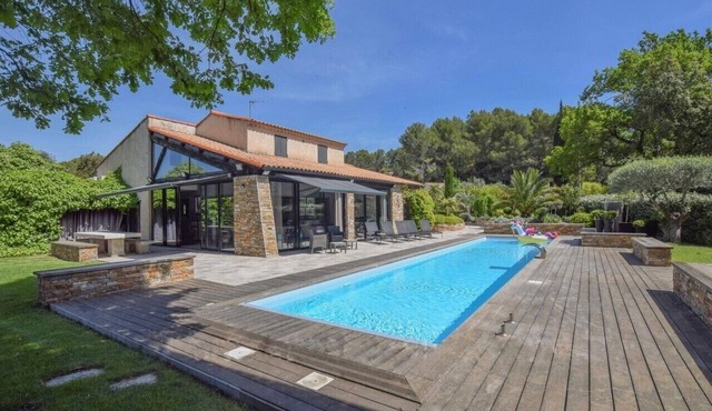 ARTIST'S HOUSE FOR 10 PEOPLE WITH HEATED SWIMMING POOL, SECURED VAR RETREAT