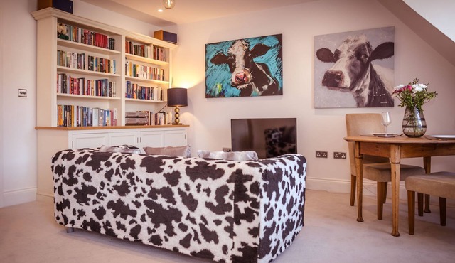 Artist's Loft - stylish 1-bed just 5 mins stroll from the beach