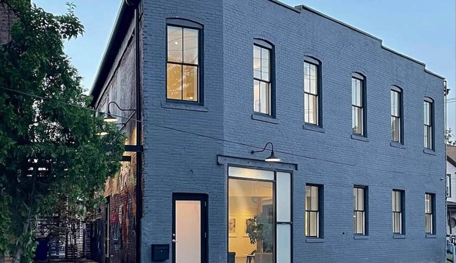 Artist's Loft steps from UPAC!