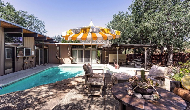 Artist’s Oasis Spacious Mid-Century Home Private Pool + Sauna Near Sequoia