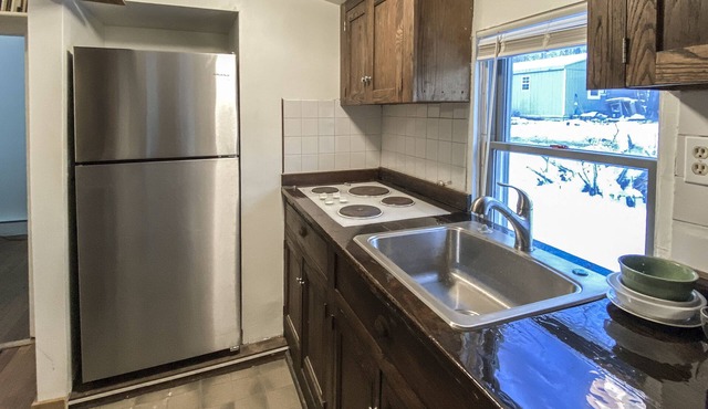 Artist's retreat house 10 min to gourmet shopping, fine restaurants, recreation