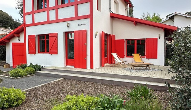 Artist's villa, ideal for families, 2 steps from the beach, sailing club and shops