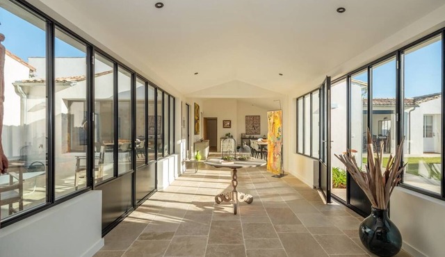 Artist villa in the heart of la Noue