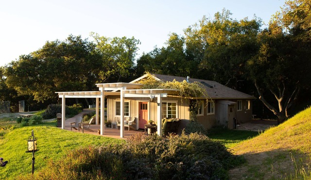 Artist Vineyard Cottage - coastal influence in the heart of Wine Country!