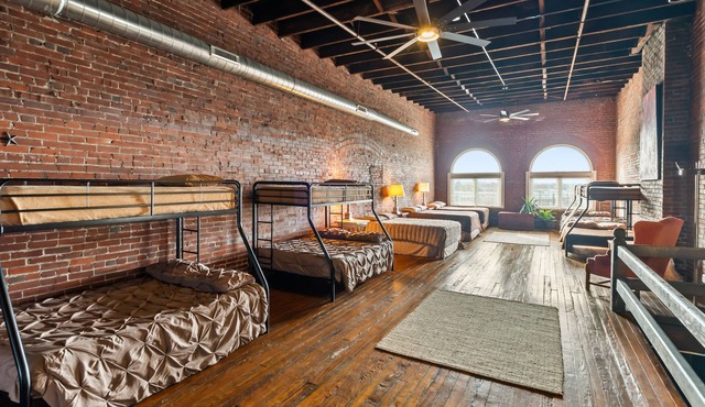 Artist Warehouse Loft - Downtown St. Louis - Boutique Hotel Sleeps 7-18