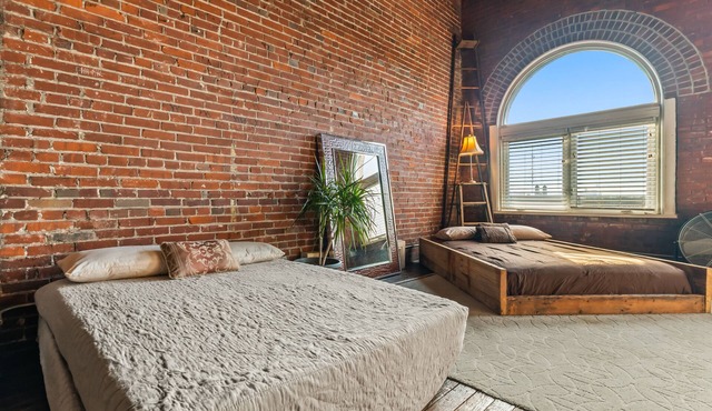 Artist Warehouse Penthouse - Downtown St. Louis - Boutique Hotel Sleeps 20