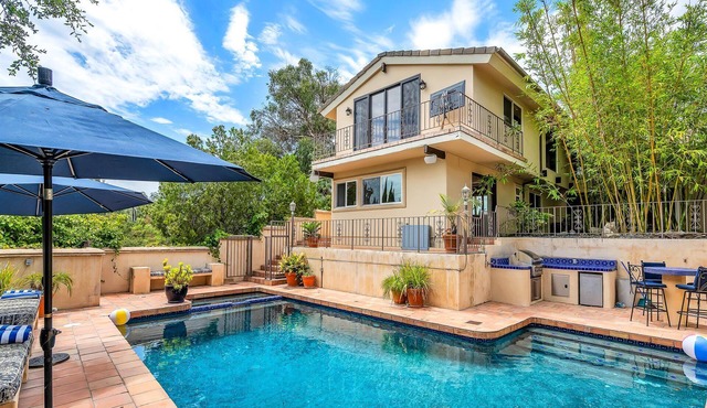 Artist Zen Villa, 4-bdrm gated compound, private saline pool and spa with views!